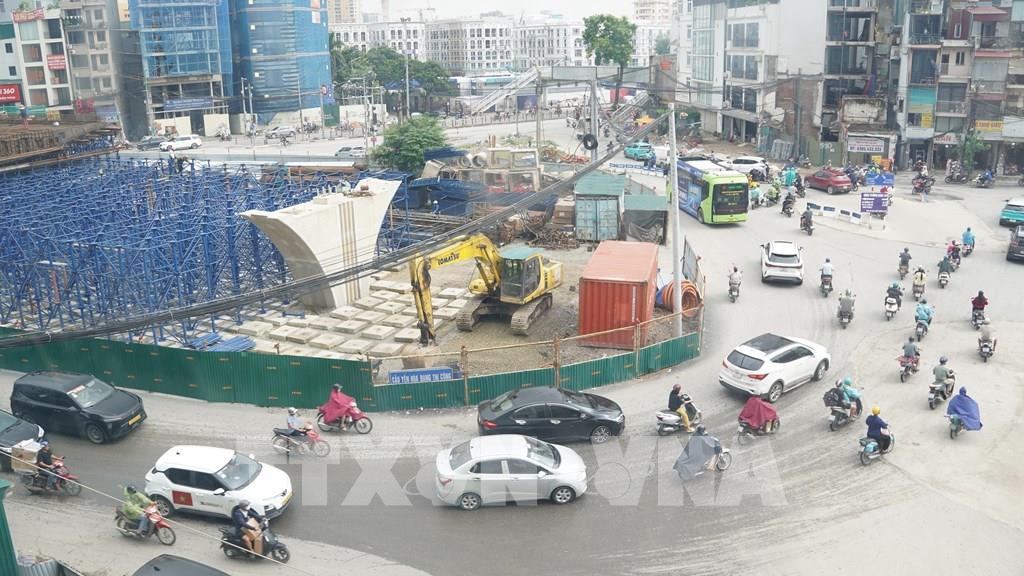 Thi công cầu vượt tại nút giao Láng Hạ. (Ảnh: Nguyễn Thắng - TTXVN)