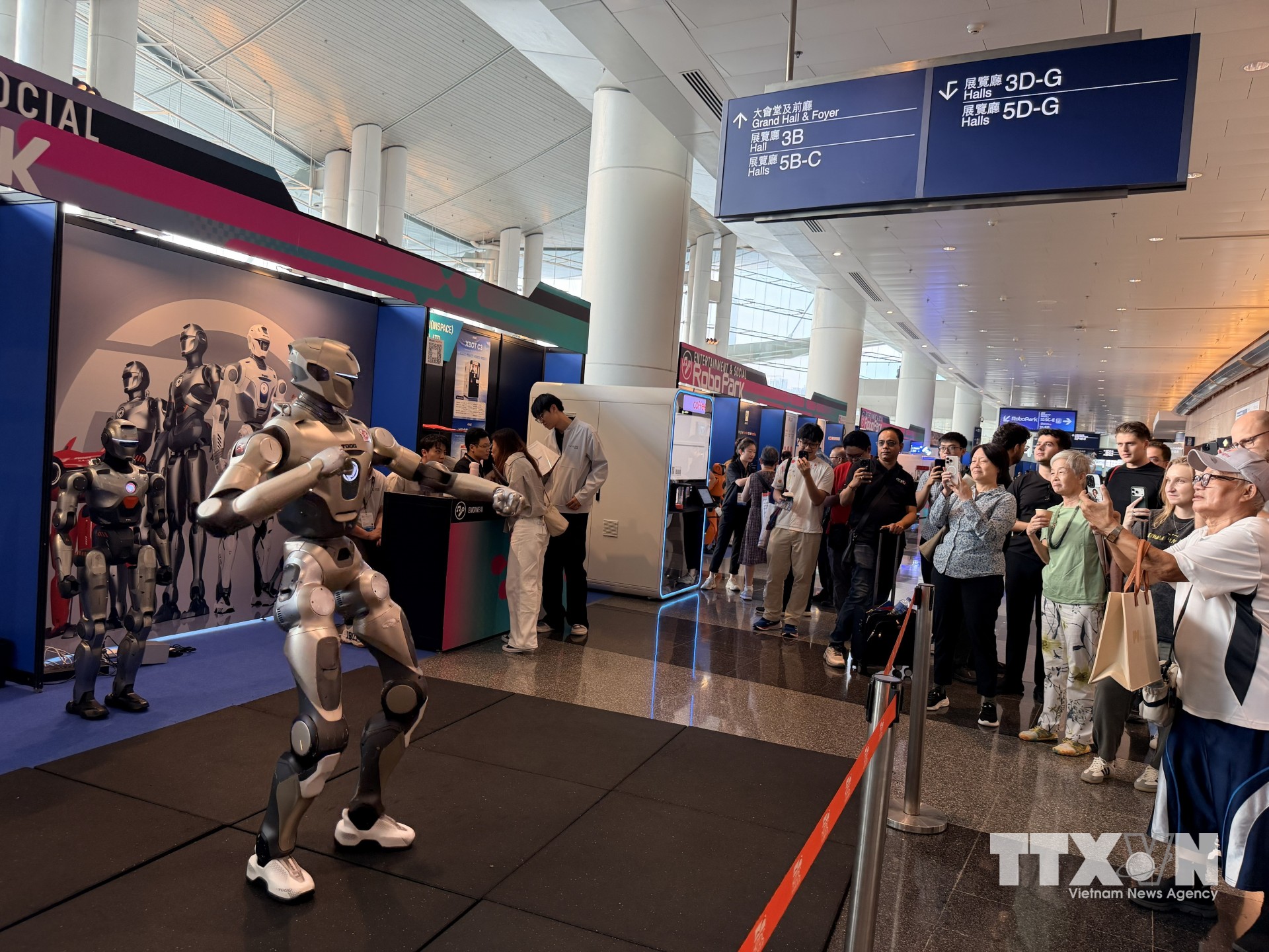 Robot biểu diễn võ thuật cho khách thăm quan. (Ảnh: Lê Anh/TTXVN)