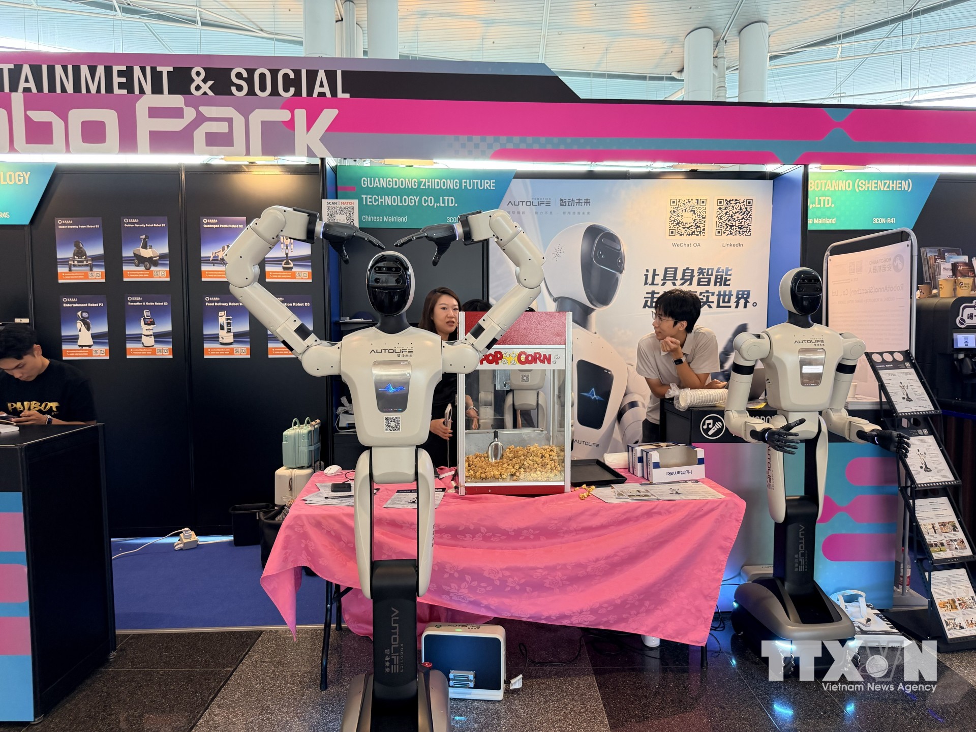 Một gian hàng trưng bày robot pha chế và làm bắp rang bơ tại triển lãm. (Ảnh: Lê Anh/TTXVN)