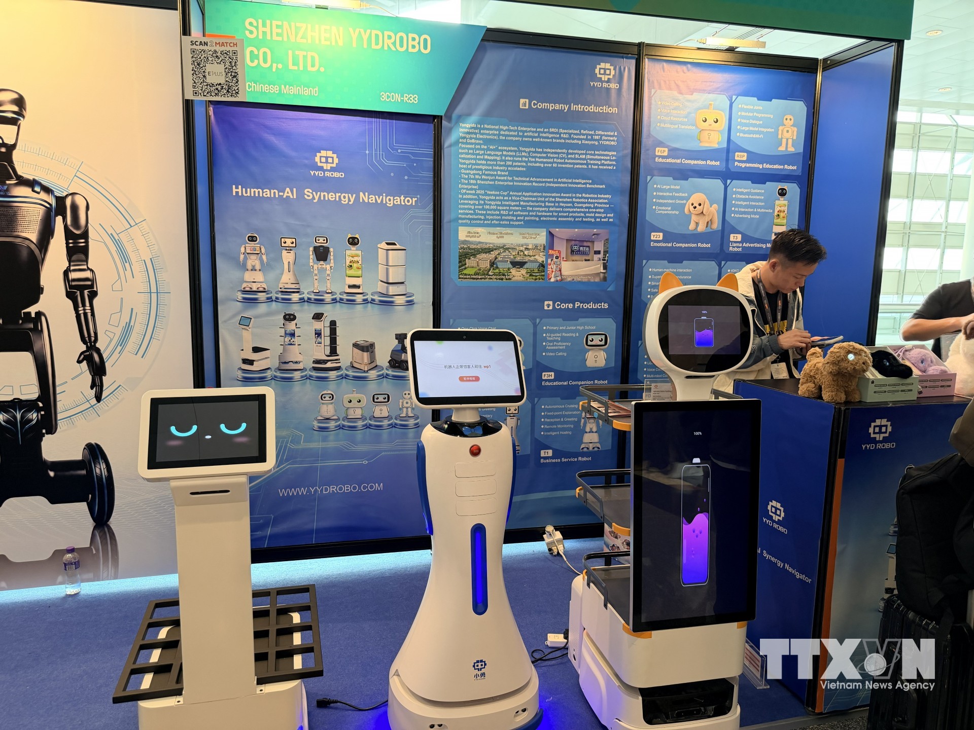 Một gian hàng trưng bày robot tại triển lãm. (Ảnh: Lê Anh/TTXVN)