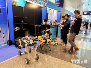 Triển lãm Điện tử mùa Thu Hong Kong tại Trung tâm Hội nghị và Triển lãm Khu hành chính đặc biệt Hong Kong (Trung Quốc) thu hút hơn 3.200 nhà triển lãm đến từ 15 quốc gia và vùng lãnh thổ, mang đến những sản phẩm điện tử cùng công nghệ tiên tiến mới nhất. Trong đó, trí tuệ nhân tạo (AI) và công nghệ robot trở thành tâm điểm thu hút sự quan tâm đặc biệt từ giới đầu tư và giới chuyên môn toàn cầu.