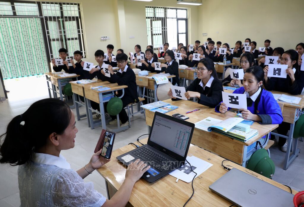 Lớp học được trang bị nhiều thiết bị và kết nối trực tuyến tại Trường DTNT THCS và THPT Nguyễn Tất Thành. (Ảnh: Danh Lam/TTXVN)