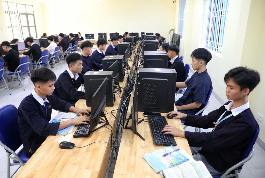 Lớp học được trang bị máy tính tại Trường DTNT THCS và THPT Nguyễn Tất Thành. (Ảnh: Danh Lam/TTXVN)