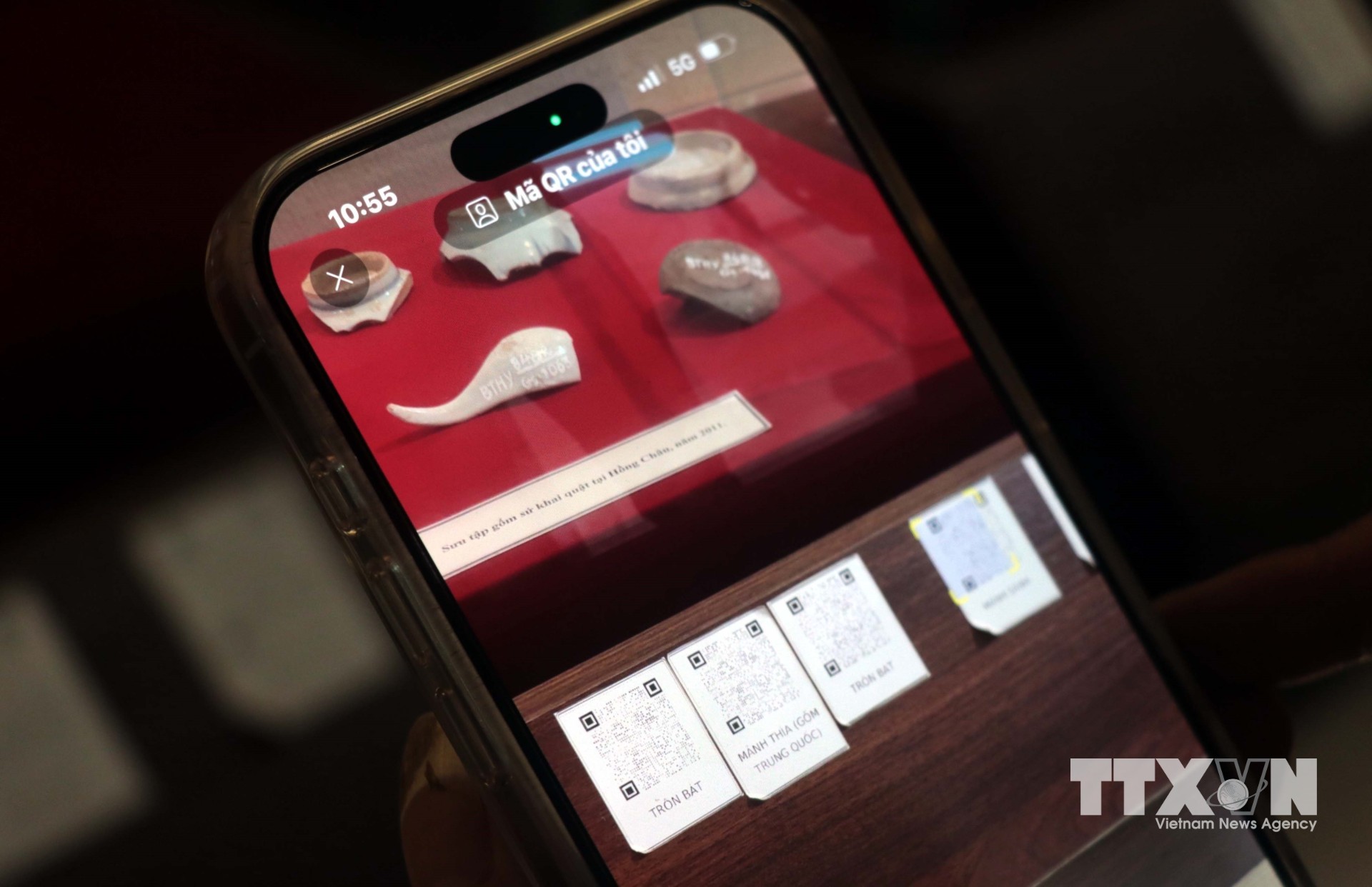 Du khách có thể tra cứu thông tin hiện vật qua mã QR Code trên điện thoại thông minh tại Bảo tàng tỉnh Hưng Yên. (Ảnh: Đinh Văn Nhiều/TTXVN)