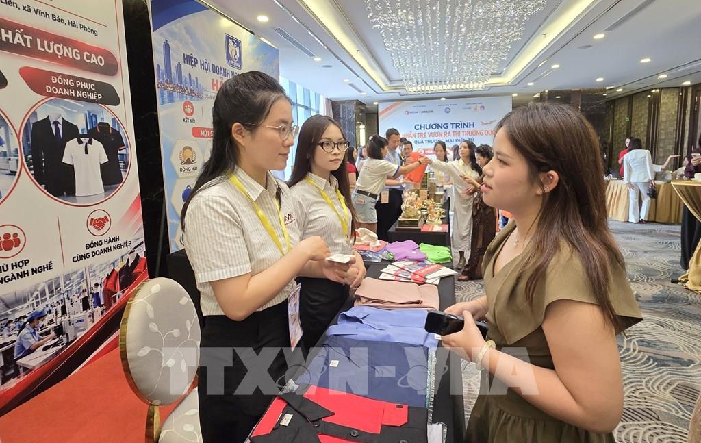 Đại diện Amazon (phải) kết nối với đại diện doanh nghiệp trẻ của Hải Phòng để trao đổi các chương trình hợp tác. (Ảnh: Minh Thu- TTXVN) Đại diện Amazon (phải) kết nối với đại diện doanh nghiệp trẻ của Hải Phòng để trao đổi các chương trình hợp tác. (Ảnh: Minh Thu- TTXVN)