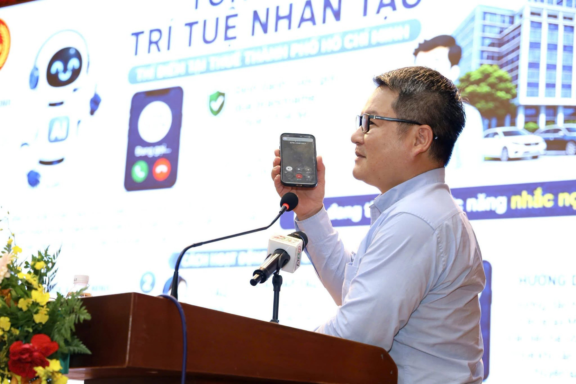 Ngành thuế TP Hồ Chí Minh giới thiệu ứng dụng AI (trí tuệ nhân tạo) vào công tác đôn đốc nghĩa vụ thuế, đồng thời mở rộng việc cung cấp thông tin qua các nền tảng số quen thuộc cho khách hàng. (Ảnh: Hoàng Tuyết/Báo Tin tức và Dân tộc)
