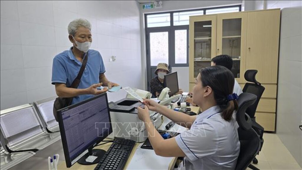 Người dân chỉ cần cầm mã QR ban đầu sẽ thực hiện tất cả các yêu cầu theo chỉ định. (Ảnh: Thanh Vân/TTXVN)