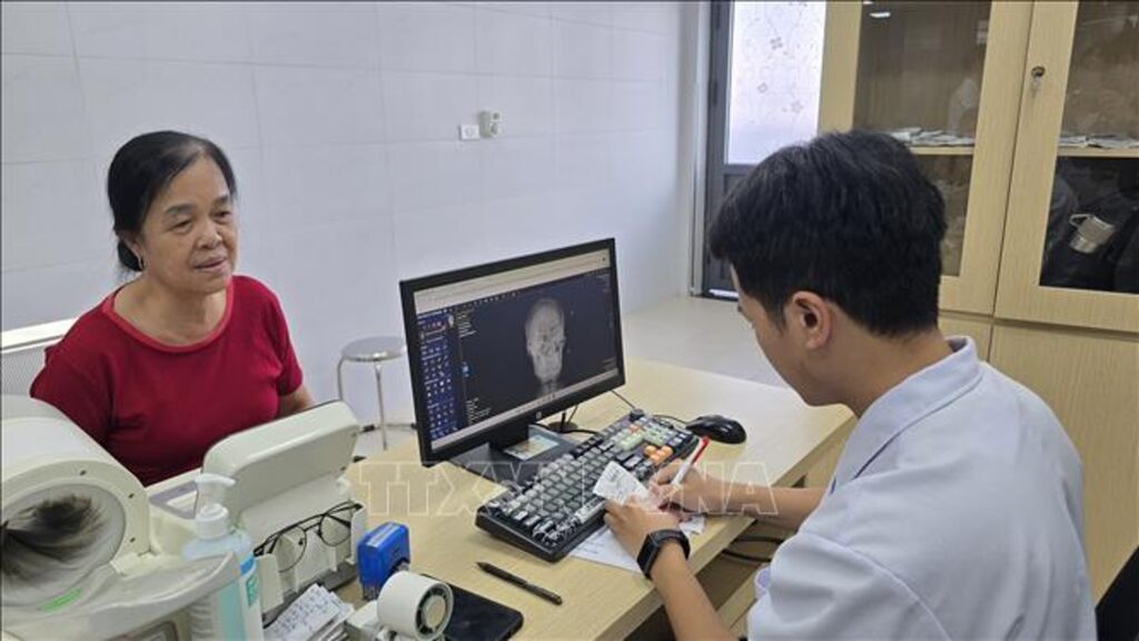 Thông qua hệ thống PACS lưu trữ và truyền tải hình ảnh không in phim, kết quả chụp chiếu được đọc trực tiếp trên máy tính hoặc ứng dụng di động. (Ảnh: Thanh Vân/TTXVN)