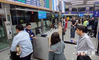 Tại Liên hoan Hàng không Thế giới (WAF) đang diễn ra ở Lisbon (Bồ Đào Nha), các chuyên gia ngành hàng không nhận định trí tuệ nhân tạo (AI) và chuyển đổi số đang từng bước thay đổi hoạt động tại các sân bay quốc tế, từ quản lý khai thác, dự báo gián đoạn chuyến bay đến đơn giản hóa thủ tục và nâng cao trải nghiệm hành khách.
