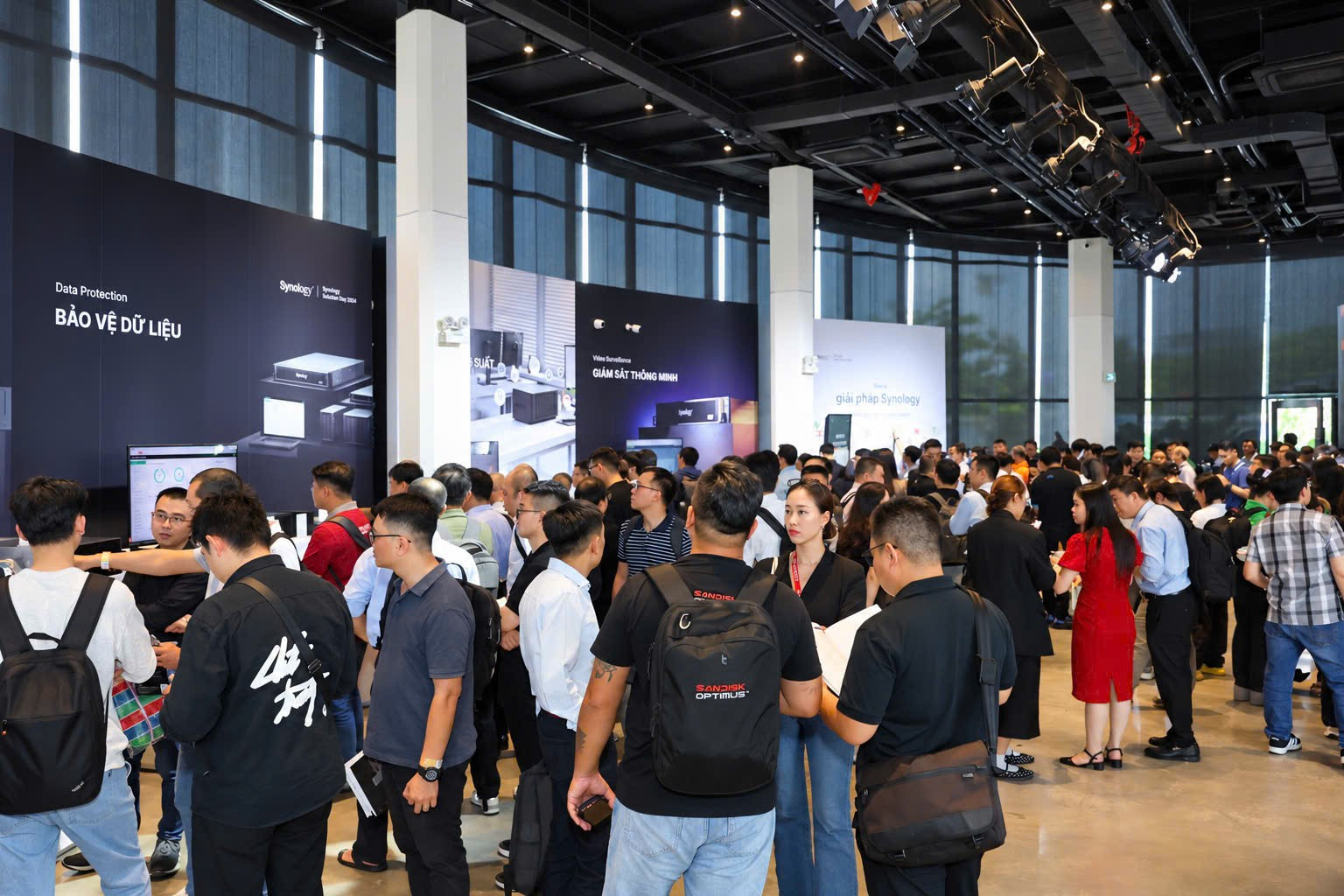 Rất nhiều doanh nghiệp quan tâm đến bảo mật thông tin tại sự kiện Solution Day: Xây dựng nền tảng dữ liệu vững chắc trước khi đẩy nhanh việc ứng dụng AI. (Ảnh: Hải Yên)
