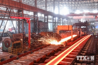 Trong bối cảnh ngành thép toàn cầu đang đối mặt với những yêu cầu mới về nâng cao hiệu quả sản xuất, giảm phát thải carbon và tối ưu hóa nguồn lực, Trung Quốc đang đẩy mạnh ứng dụng khoa học công nghệ, trí tuệ nhân tạo (AI), dữ liệu lớn và tự động hóa để thúc đẩy quá trình chuyển đổi mô hình vận hành của các nhà máy gang thép.