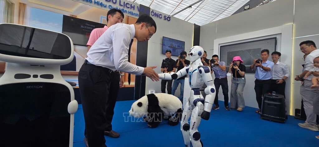 Phó Chủ tịch UBND tỉnh Khánh Hòa Nguyễn Thanh Hà trải nghiệm 1 số sản phẩm công nghệ số. (Ảnh Đặng Tuấn/TTXVN)