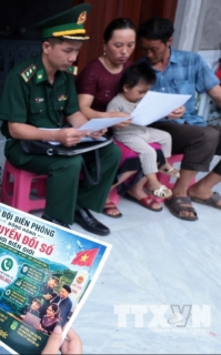 Nhằm xóa bớt khoảng cách công nghệ cho đồng bào dân tộc thiểu số tại các xã vùng biên giới khó khăn, lực lượng biên phòng tỉnh Lào Cai đã triển khai mô hình “Bộ đội Biên phòng đồng hành chuyển đổi số nơi biên giới”. Bộ đội Biên phòng Lào Cai đã thành lập các tổ công tác đi từng bản, đến từng hộ để tuyên truyền pháp luật và hỗ trợ người dân tiếp cận các nền tảng số, dịch vụ công trực tuyến...