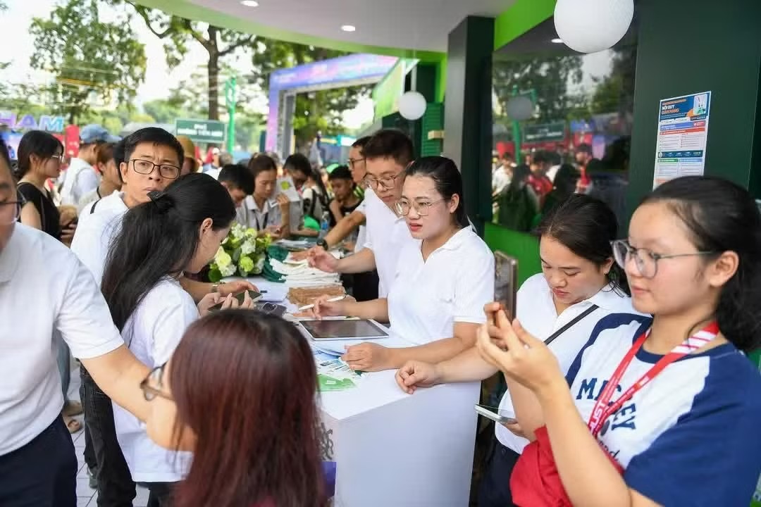 Giải pháp VCB OneQR được giới thiệu tại gian hàng, giúp khách hàng tìm hiểu thêm về các tiện ích thanh toán bằng mã QR trong bối cảnh thanh toán không tiền mặt ngày càng phổ biến. (Ảnh: Minh Phương)
