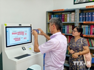 Người dân tìm hiểu tiện ích chăm sóc sức khỏe trên thiết bị số tại Nhà văn hóa Tổ dân phố số 4, phường Giảng Võ (Hà Nội). (Ảnh: Trung Nguyên/TTXVN)Người dân tìm hiểu tiện ích chăm sóc sức khỏe trên thiết bị số tại Nhà văn hóa Tổ dân phố số 4, phường Giảng Võ (Hà Nội). (Ảnh: Trung Nguyên/TTXVN)