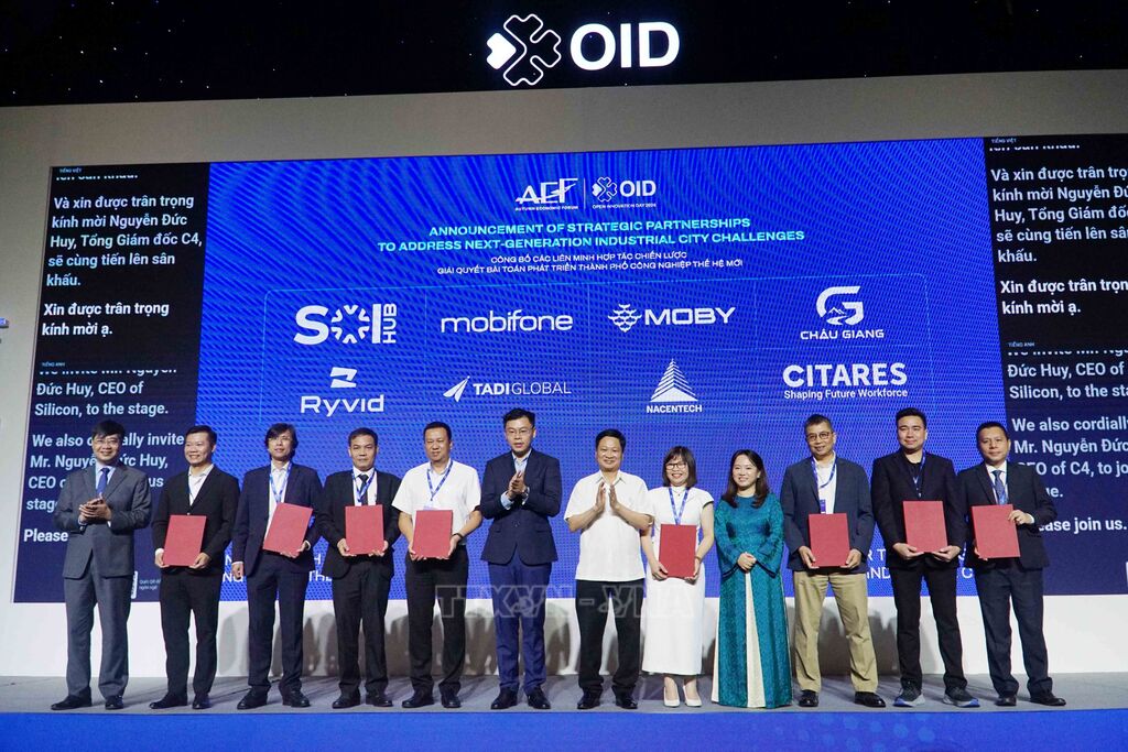 Các doanh nghiệp công bố hợp tác chiến lược thúc đẩy thành phố công nghiệp thế hệ mới. (Ảnh: Thu Hoài/TTXVN)