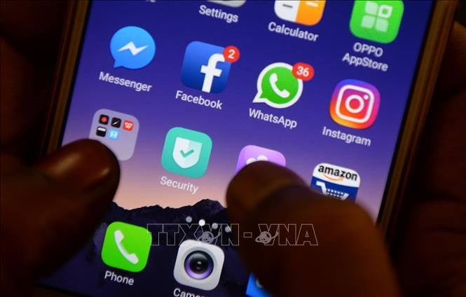 Biểu tượng Facebook, Instagram, Whatsapp trên một màn hình điện thoại. (Ảnh: AFP/TTXVN/không được phép chia sẻ, khai thác bởi bên thứ ba)