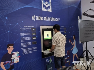 Bạn đọc trải nghiệm hệ thống trả sách tự động 24/7 tại Thư viện Đà Nẵng, giúp chủ động trả tài liệu ngoài giờ hành chính. (Ảnh: Trần Lê Lâm/TTXVN)