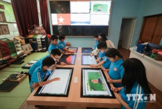 Phòng Khám phá tại tòa nhà Cánh Diều (Bảo tàng Dân tộc học Việt Nam) ứng dụng công nghệ tương tác, giúp trẻ em tìm hiểu văn hóa 54 dân tộc, thưởng thức âm nhạc truyền thống và khám phá phim tư liệu. (Ảnh: Phan Phương/TTXVN)