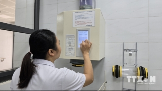 Nếu như trước đây, điều dưỡng phải mất từ 5 đến 10 phút đi bộ để chuyển mẫu bệnh phẩm xuống khoa xét nghiệm, thì hiện nay hệ thống ống chuyển tự động rút ngắn thời gian này xuống chưa đến 1 phút. (Ảnh: Thanh Vân/TTXVN)
