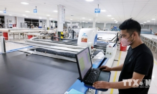 Lập trình cho hệ thống máy trải vải tự động tại BGG Lạng Giang giúp nâng cao năng suất cho công đoạn cắt vải. (Ảnh: Trần Việt/TTXVN)