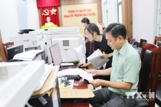Quá trình số hóa đặt ra yêu cầu cao về việc bảo mật thông tin, an toàn mạng và sự chuẩn hóa trong quy trình nghiệp vụ của đội ngũ làm công tác tổ chức xây dựng Đảng. (Ảnh: Mạnh Tú/TTXVN)