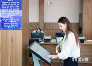 Người dân thực hiện thủ tục hành chính trên cổng dịch vụ công quốc gia tại Trung tâm Phục vụ hành chính công tỉnh Khánh Hòa. (Ảnh: Xuân Triệu/TTXVN)