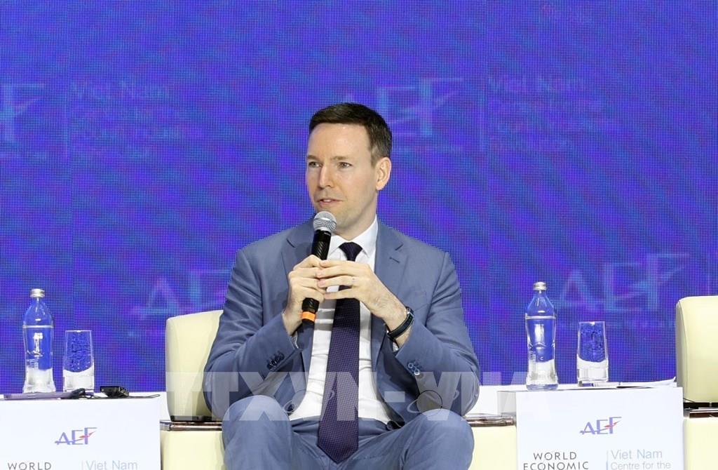 Ông Felix Weidenkaff, Tổ chức Lao động Quốc tế (ILO) tại Việt Nam, tham gia Phiên chuyên đề “AI: Từ triển khai đến triển khai chuẩn bị nguồn nhân lực cho tương lai ngành sản xuất”. (Ảnh: Xuân Khu - TTXVN) Ông Felix Weidenkaff, Tổ chức Lao động Quốc tế (ILO) tại Việt Nam, tham gia Phiên chuyên đề “AI: Từ triển khai đến triển khai chuẩn bị nguồn nhân lực cho tương lai ngành sản xuất”. (Ảnh: Xuân Khu - TTXVN)