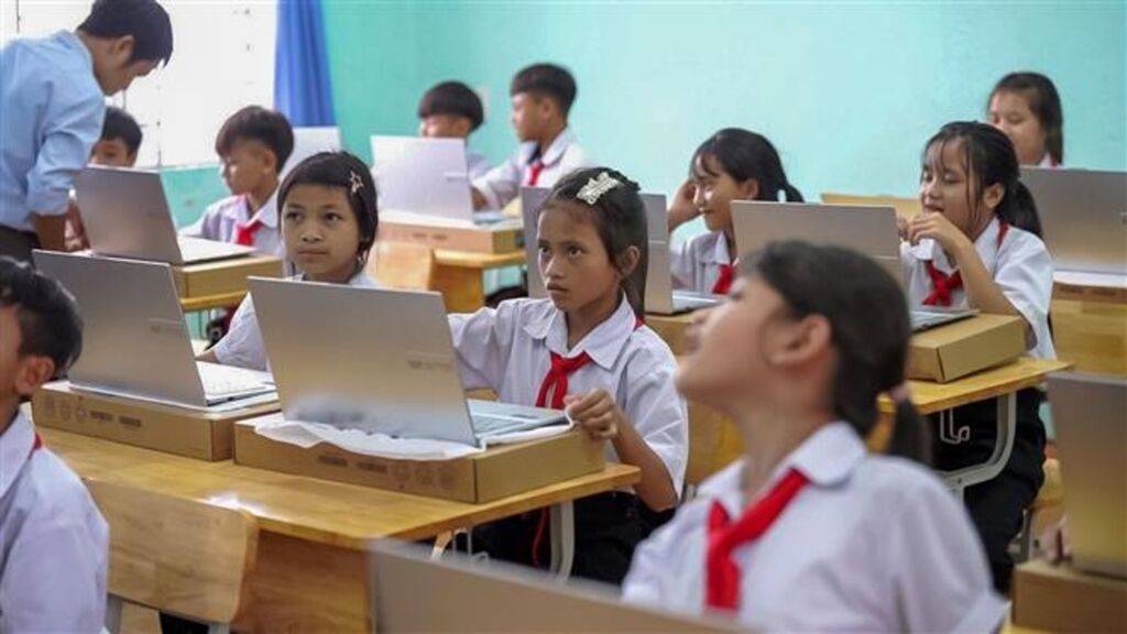 Tiết học trực quan của học sinh Trường Tiểu học và Trung học cơ sở Ngọc Linh với sự hỗ trợ của thiết bị công nghệ. (Ảnh: Xuân Quý/TTXVN)