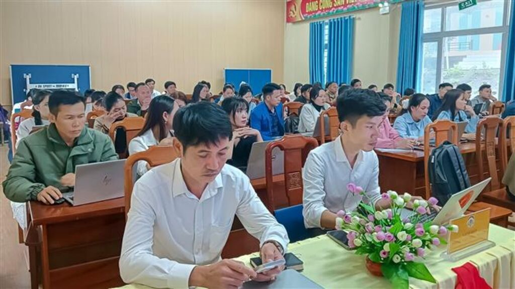 Lớp tập huấn ứng dụng trí tuệ nhân tạo (AI) trong thiết kế bài giảng và xây dựng học liệu số cho giáo viên tại xã Trà Linh. (Ảnh: Xuân Quý/TTXVN)
