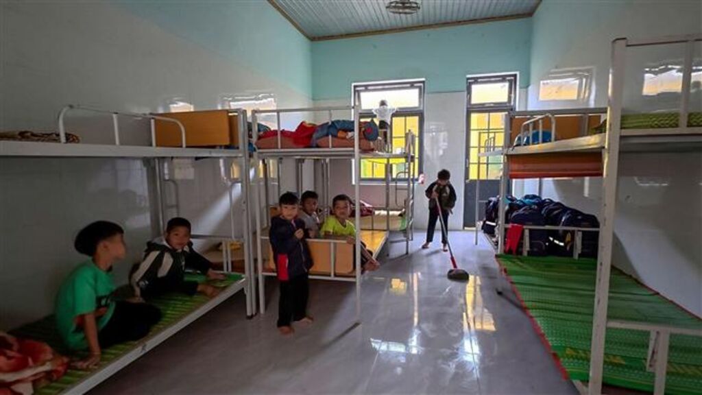 Khu vực sinh hoạt bán trú tại trường, nơi chăm lo chỗ ở và bữa ăn cho học sinh nhà xa. (Ảnh: Xuân Quý/TTXVN)