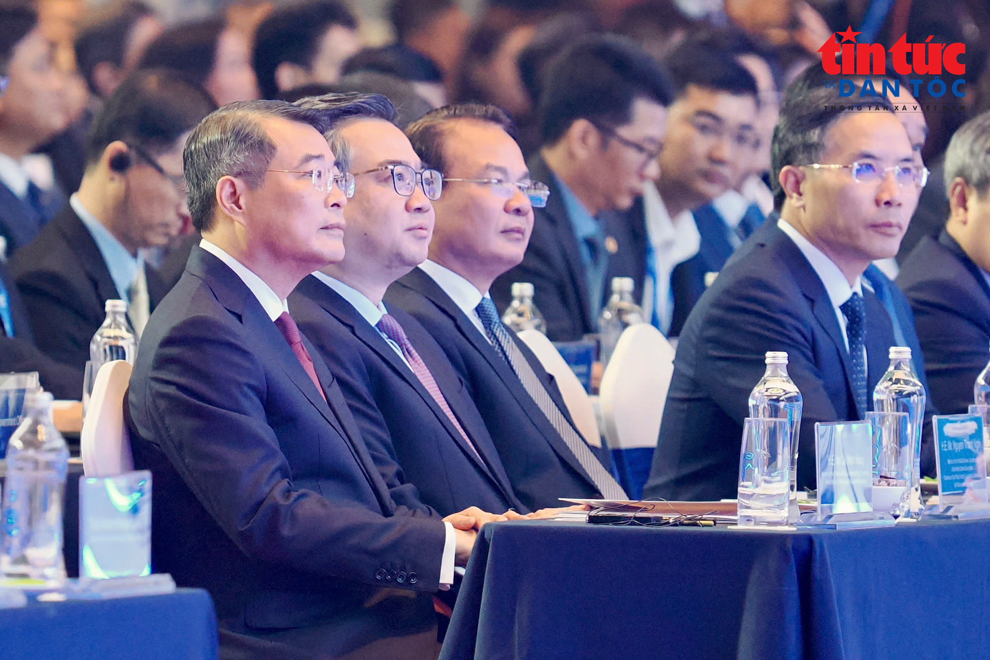 Thủ tướng Chính phủ Lê Minh Hưng cùng lãnh đạo các bộ, ngành, địa phương, đại diện các tổ chức quốc tế, chuyên gia và doanh nghiệp trong nước, quốc tế tham dự sự kiện sáng ngày 28/10. (Ảnh: Lưu Niệm/Báo Tin tức và Dân tộc)