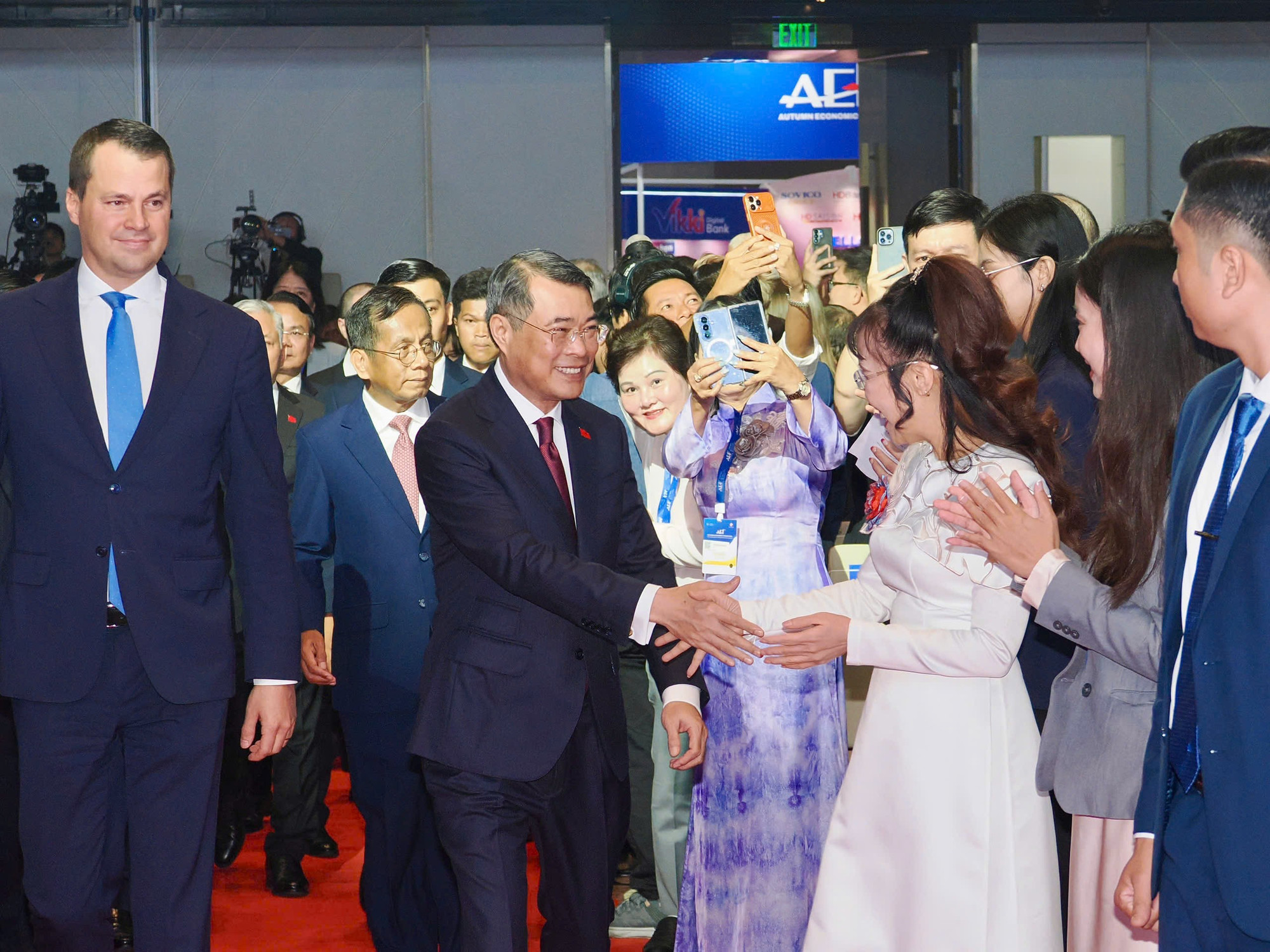 Các đại biểu tham dự diễn đàn chào đón Thủ tướng Chính phủ Lê Minh Hưng. (Ảnh: Lưu Niệm/Báo Tin tức và Dân tộc)