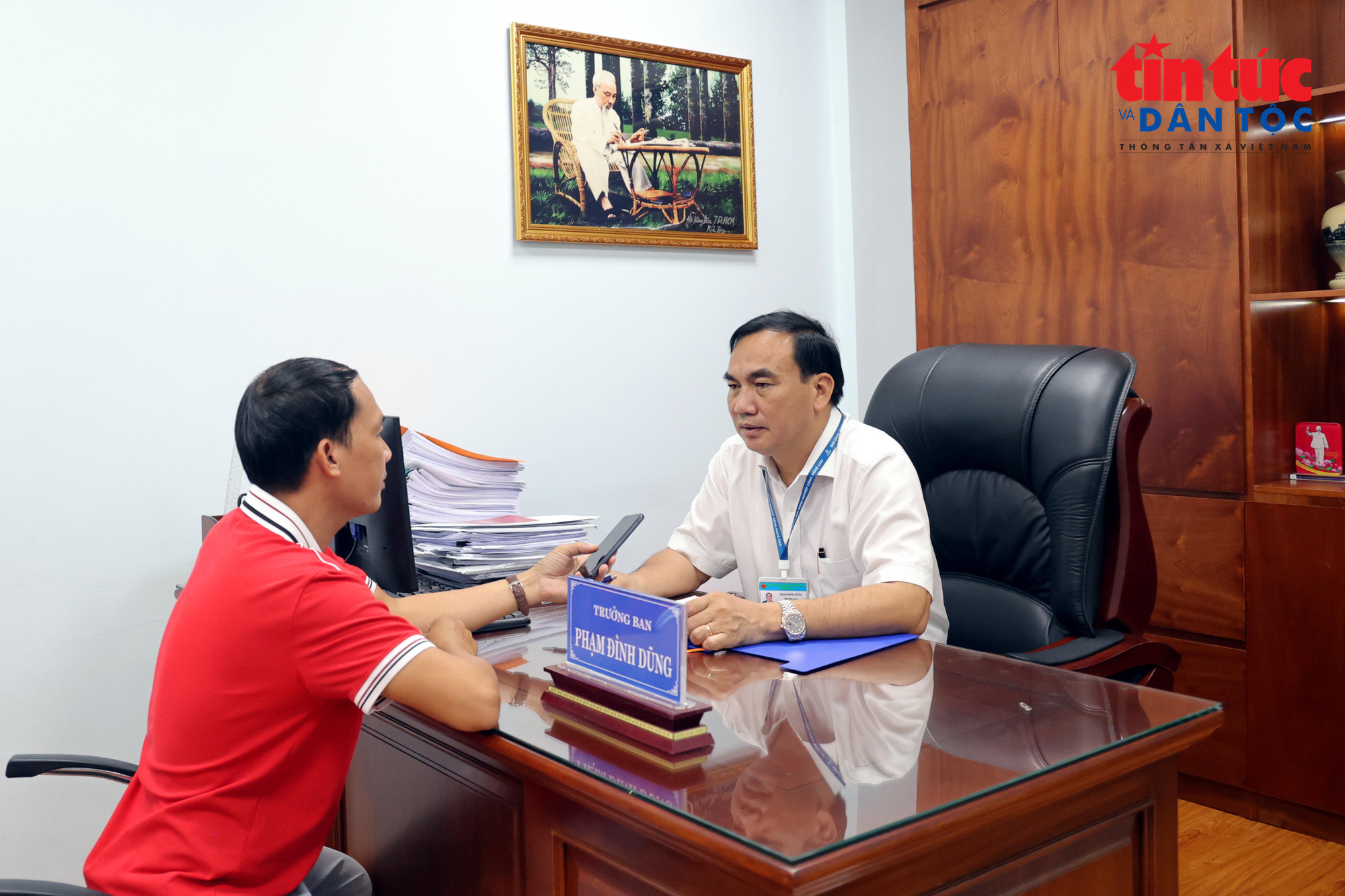 Phóng viên Báo Tin tức và Dân tộc phỏng vấn Tiến sĩ Phạm Đình Dũng, Trưởng Ban Quản lý Khu Nông nghiệp Công nghệ cao TP Hồ Chí Minh. (Ảnh: Mạnh Linh/Báo Tin tức và Dân tộc)