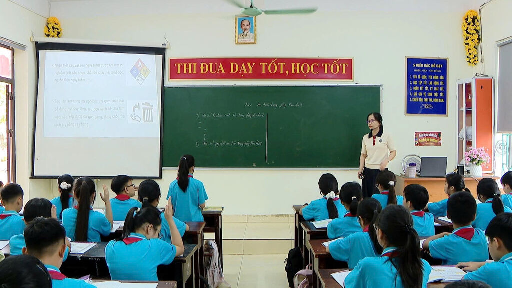 AI đang từng bước được đưa vào dạy và học tại Trường THCS Lý Tự Trọng, phường Hoa Lư góp phần đa dạng hóa phương pháp tiếp cận kiến thức. (Ảnh: Thùy Dung/TTXVN) AI đang từng bước được đưa vào dạy và học tại Trường THCS Lý Tự Trọng, phường Hoa Lư góp phần đa dạng hóa phương pháp tiếp cận kiến thức. (Ảnh: Thùy Dung/TTXVN)