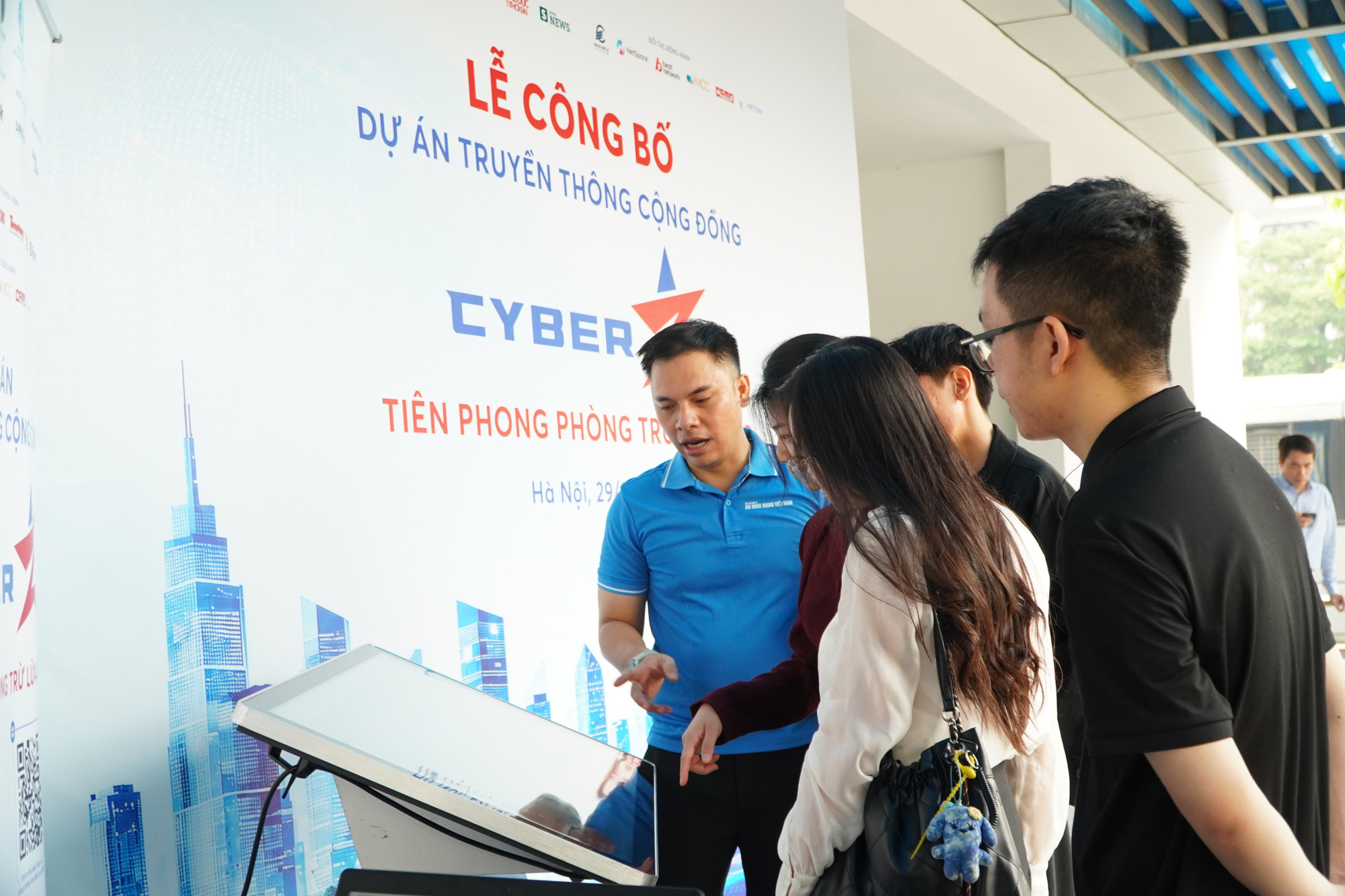 Sinh viên, thanh niên quét mã QR trải nghiệm chương trình (Ảnh: XL/Báo Tin tức và Dân tộc)