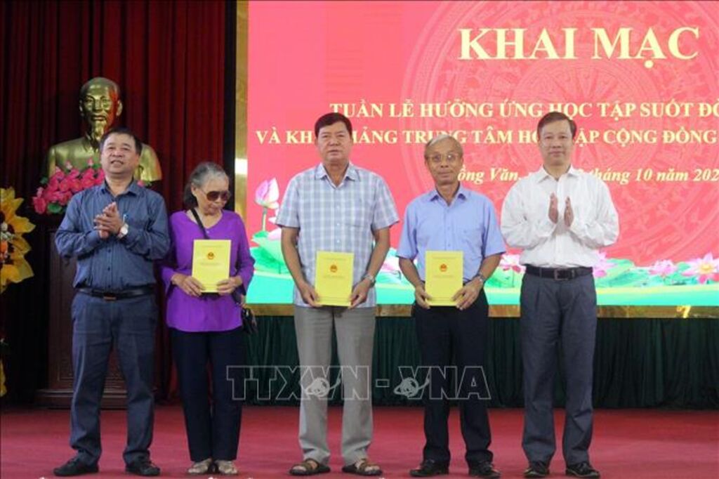 Khen thưởng cho Các gia đình, dòng họ học tập tại phường Đồng Văn. (Ảnh: Đại Nghĩa/TTXVN). Khen thưởng cho Các gia đình, dòng họ học tập tại phường Đồng Văn. (Ảnh: Đại Nghĩa/TTXVN).