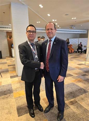 Bộ trưởng Kinh tế và Công nghiệp Israel Nir Barkat (bên phải) và ông Lê Thái Hòa, Tham tán Thương mại Việt Nam tại Israel (Ảnh: NVCC) Bộ trưởng Kinh tế và Công nghiệp Israel Nir Barkat (bên phải) và ông Lê Thái Hòa, Tham tán Thương mại Việt Nam tại Israel (Ảnh: NVCC)